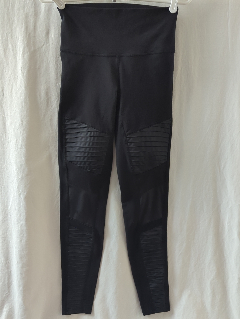 Alo Yoga Black Moto Leggings Size Medium M Mesh Details Pintuck Performance - Picture 3 of 12